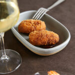 Croquetas de pollo (potablava) rustido y piñones