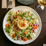 Ensalada de queso de cabra, crispys cítricos, nueces y balsámico de manzana