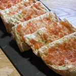 Pan de coca con tomate y aceite