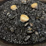 Arroz negro con calamares y alioli