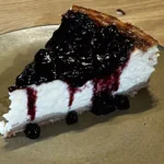 Tarta casera de queso con mermelada de arándanos