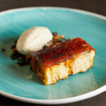 Torrija de brioche caramelizada con helado de canela