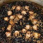 Arroz de trompetas de la muerte y butifarra de cerdo