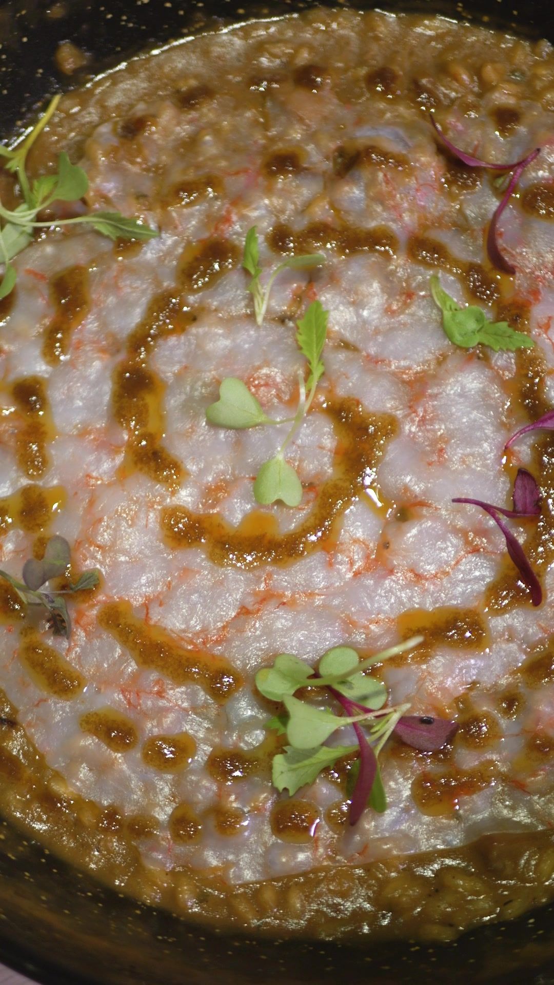 Arroz meloso con carpaccio de gamba de Palamós, visto desde arriba
