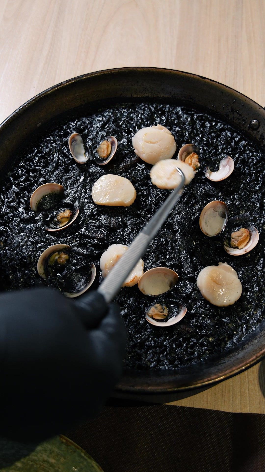 Arroz negro en su paella, recién salido de la cocina