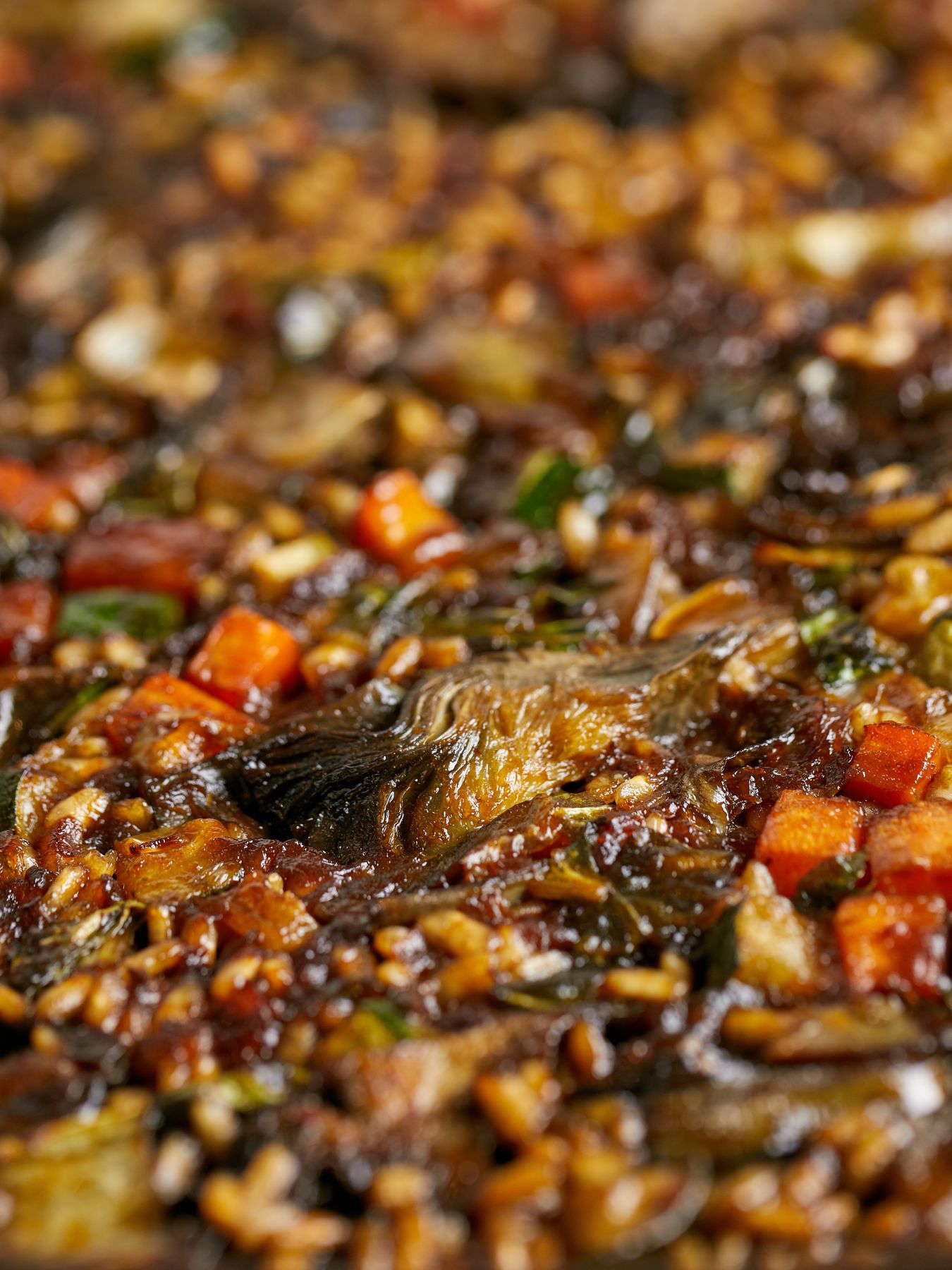 Grano de arroz con verduras visto de muy cerca