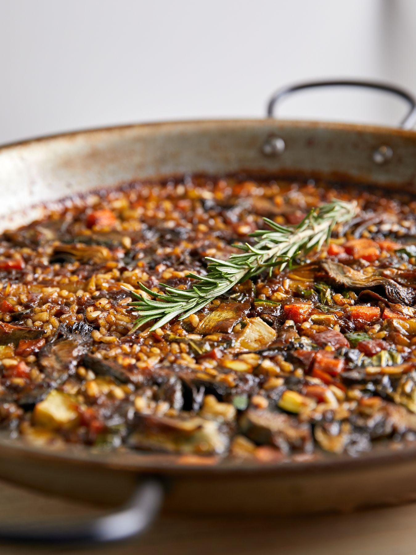 Arroz de verduras km 0 del Parc Agrari, con una rama de romero, en su paella
