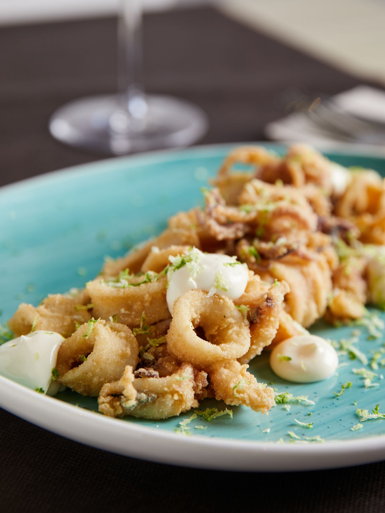 Calamarcitos a la andaluza en plato turquesa
