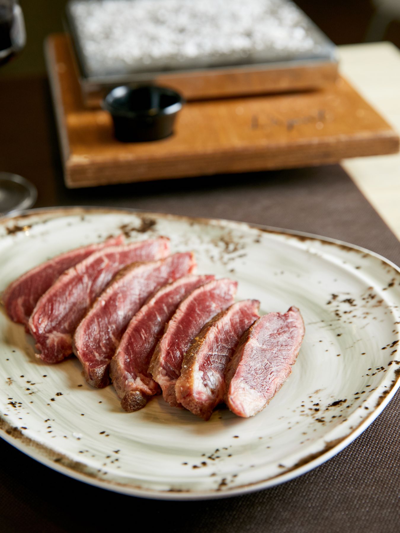 Carne de ternera cortada para hacer a la piedra volcánica