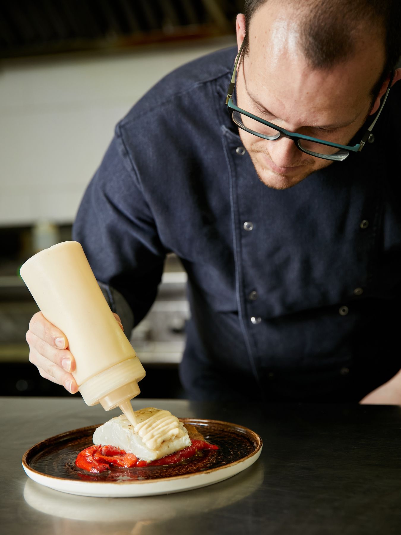 Marc Gallardo, chef de L’Àpat, emplatando