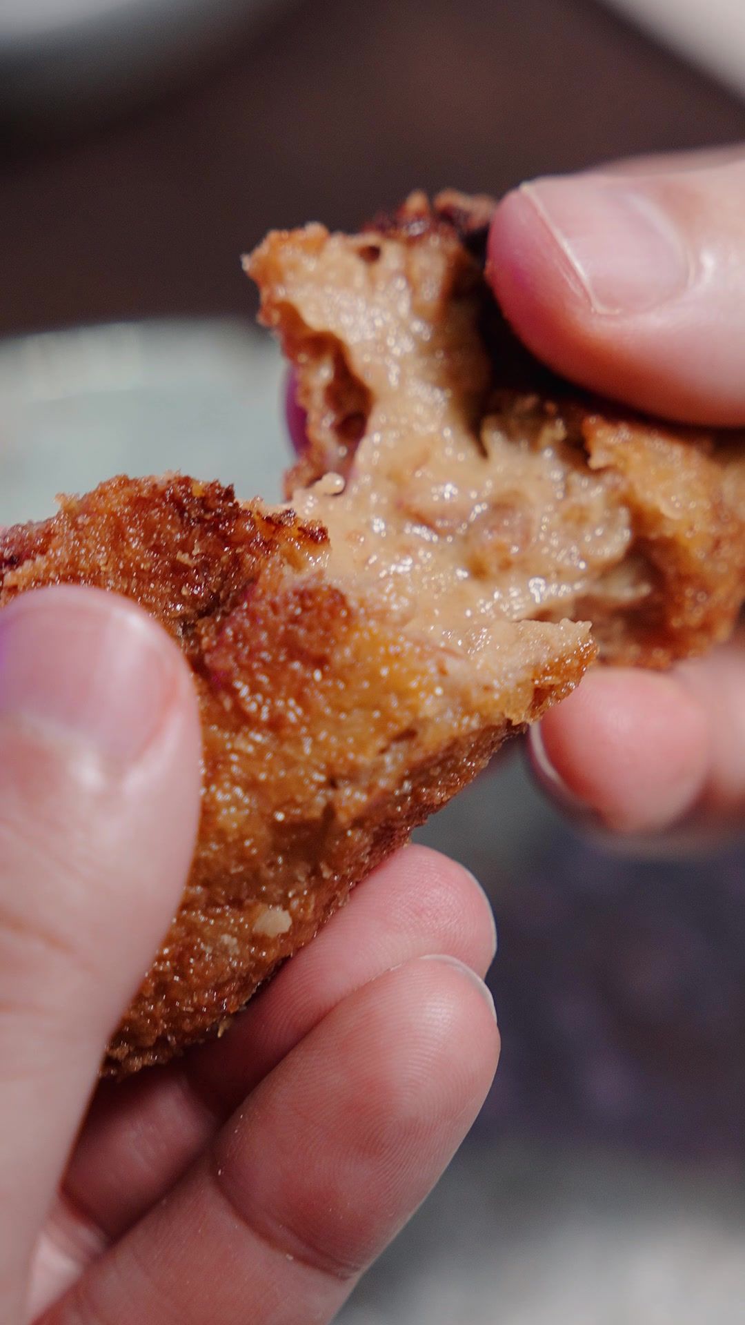 Croqueta casera abierta por la mitad, cremosa por dentro
