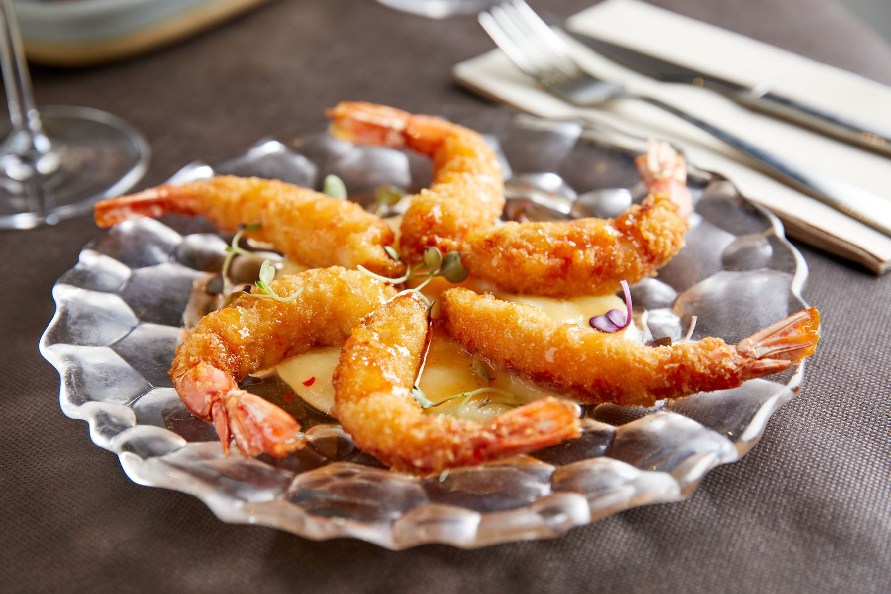 Langostinos en tempura sobre plato de cristal