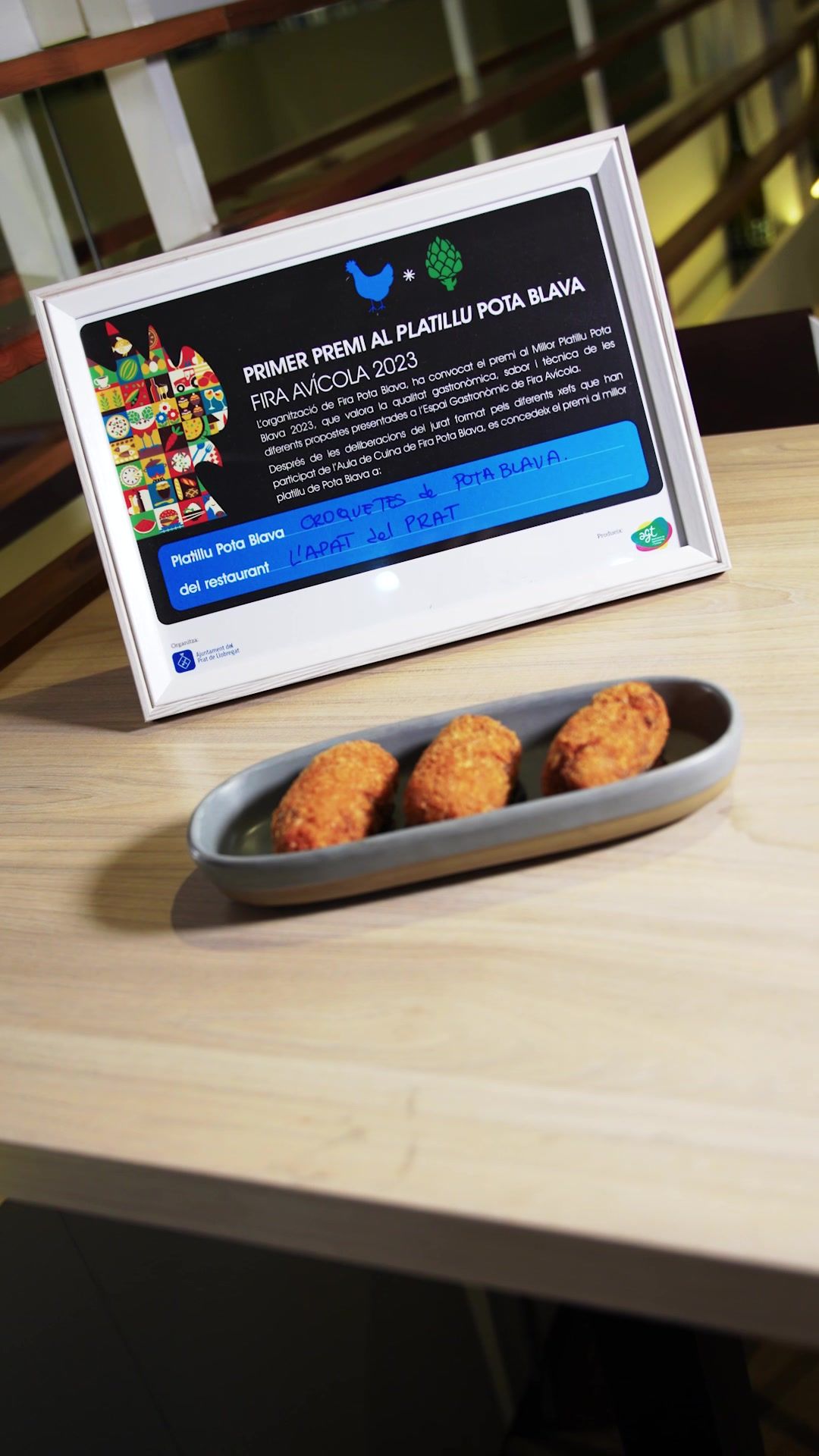 Croquetas de pollo Pota Blava junto al diploma del primer premio de la Fira Avícola del Prat 2023