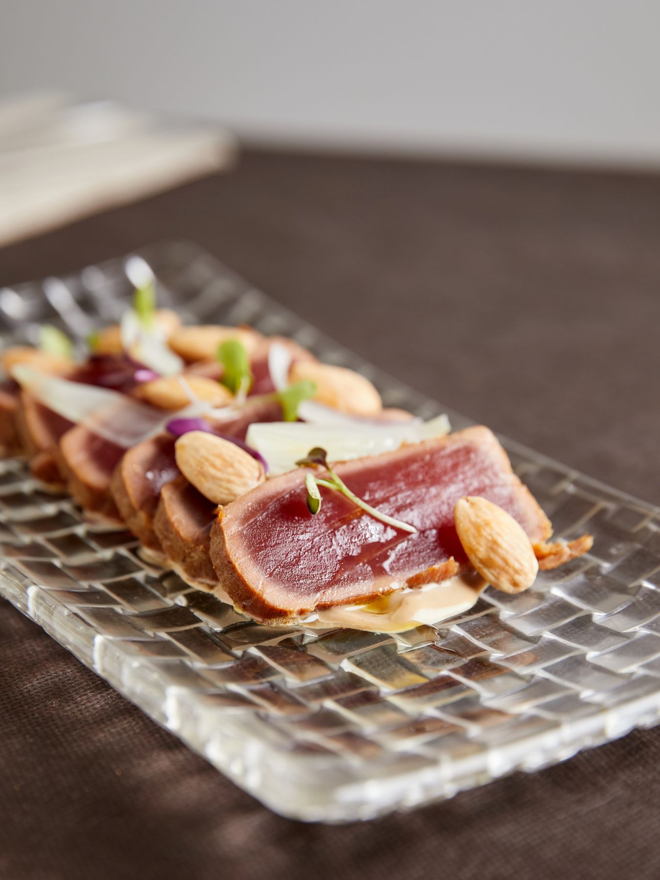 Tataki de atún rojo con almendras